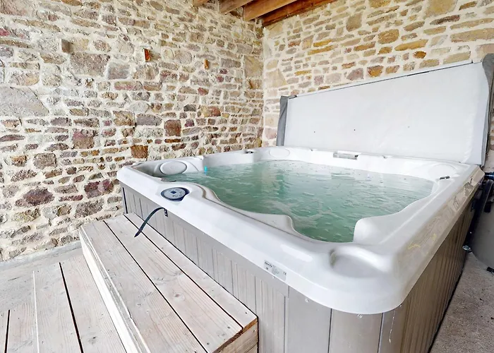 Maison Des Bruyeres 25pers Jacuzzi, Billard Baby בית נופש Le Bény-Bocage